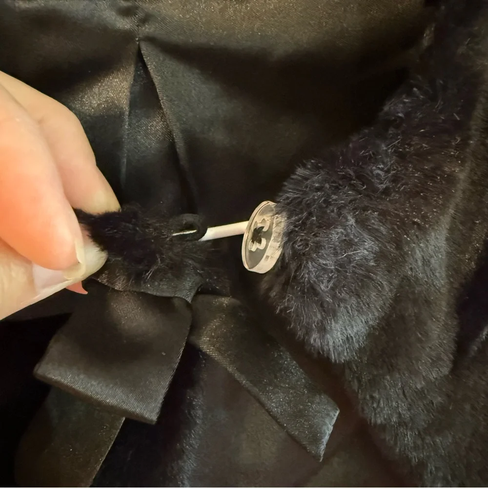 The Children's Place Black Faux Fur Cape Bow Detail Size Medium Brand New!‎